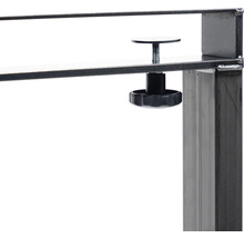 Detailansicht eines Tisches mit Verstellschraube zur Höhenanpassung