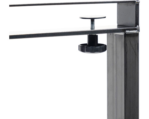 Detailansicht eines Tisches mit Verstellschraube zur Höhenanpassung