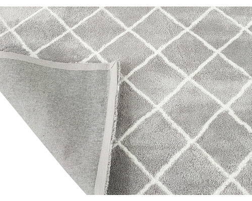 Grauer Teppich mit Rautenmuster