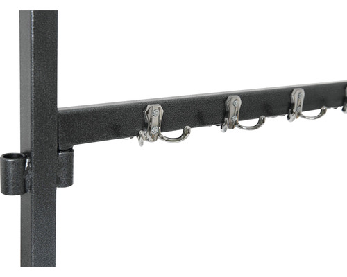 Detailansicht einer Garderobe mit mehreren Haken aus Metall