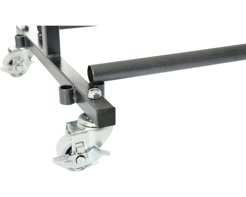 Detailansicht eines Rollständers mit Rollen und Metallgestell