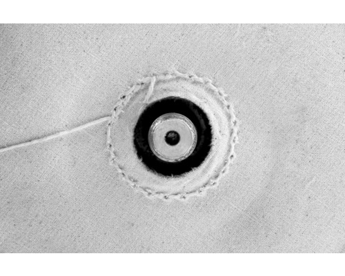 Druckknopfverschluss an Stoff befestigt