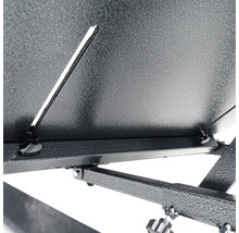 Detailansicht eines Arbeitstisches mit verstellbarer Tischplatte und Metallgestell