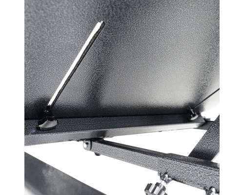 Detailansicht eines Arbeitstisches mit verstellbarer Tischplatte und Metallgestell