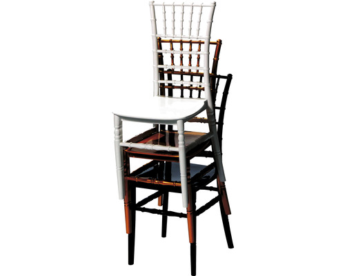 Gestapelte Chiavari-Stühle aus Holz