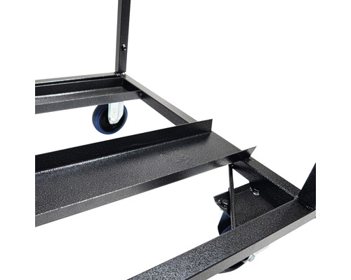 Detailaufnahme eines Transportwagens aus Metall mit Rollen.