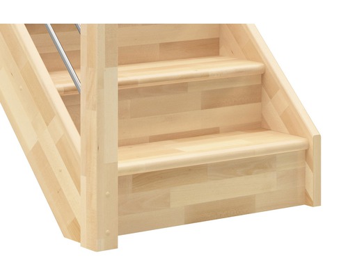 Detailaufnahme einer Holztreppe mit Edelstahlgeländer