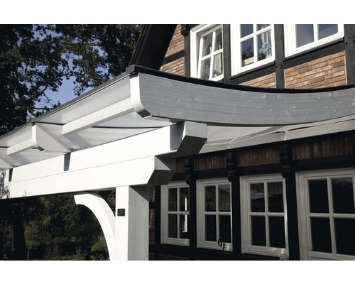 Detailansicht einer Terrassenüberdachung aus Holz mit transparentem Dach