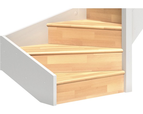 Detailansicht einer Treppe mit Holzstufen und weißem Geländer