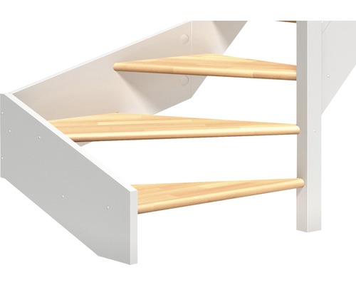 Detailaufnahme einer Raumspartreppe mit Stufen aus Holz und weißem Treppengeländer.