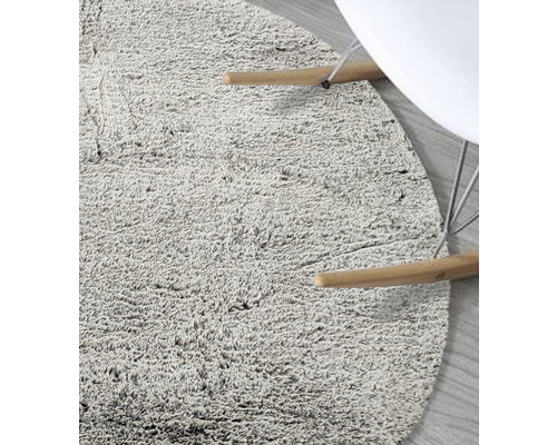 Runder Teppich mit Hochflor und Stuhlbeinen