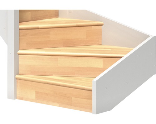 Detailansicht einer Treppe mit Holzstufen und weißem Geländer