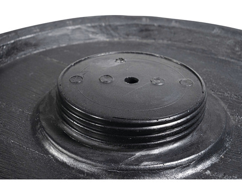 Detailaufnahme eines schwarzen Regentonnen-Auslaufhahns