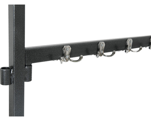 Detailansicht einer Garderobe mit mehreren Haken.