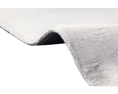 Detailansicht eines hellen Hochflorteppichs