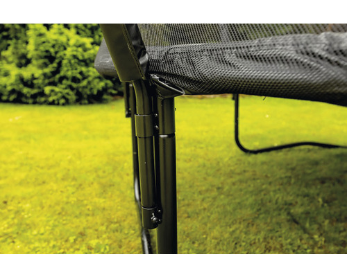 Detailaufnahme des Standfußes eines Gartentrampolins mit Sicherheitsnetz
