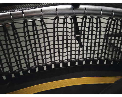 Detailansicht eines Gepäcknetzes mit Hakenbefestigung