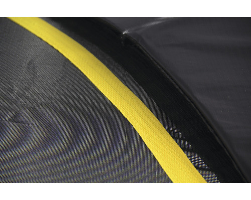 Detailansicht eines Trampolinnetzes mit gelber Verstärkung
