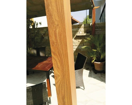 Holzpfosten einer Pergola im Garten