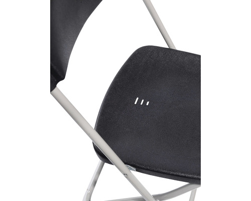 Detailansicht eines Klappstuhls mit Kunststoffoberfläche und Metallgestell.