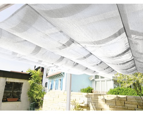 Sonnensegel über Terrasse für Schatten und Schutz