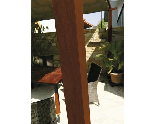 Detailansicht eines hölzernen Pfostens im Außenbereich mit Terrassenmöbeln