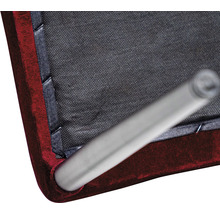 Detailansicht eines Stuhls mit Textilbespannung und Metallbeinen