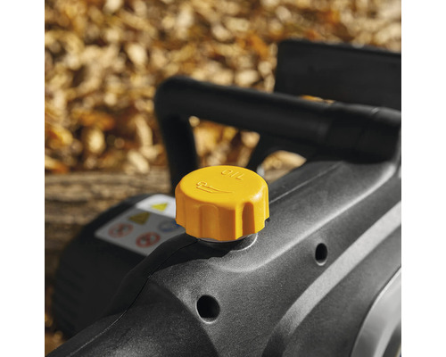 Detailaufnahme einer Kettensäge mit Öltankdeckel