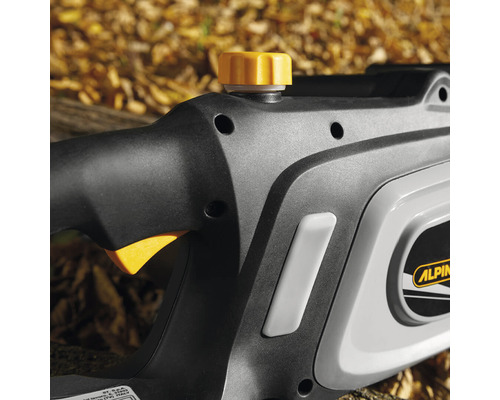 Detailansicht einer Heckenschere mit Einfüllstutzen