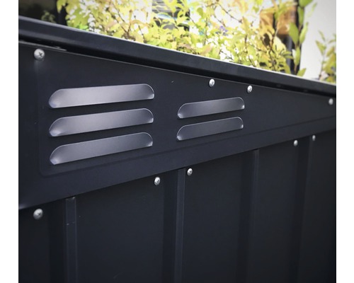 Detailansicht eines Gerätehauses mit Lüftungsschlitzen zur Belüftung