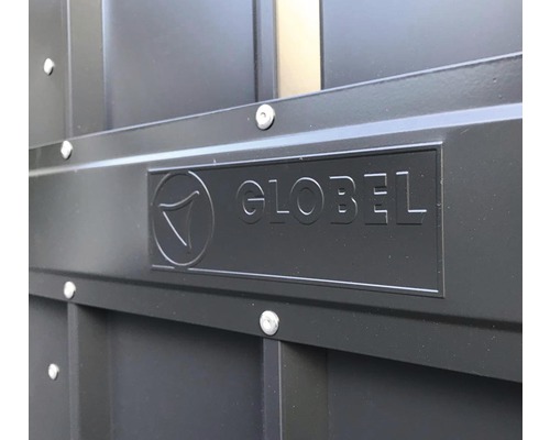 Globel Logo auf einem Metallzaun