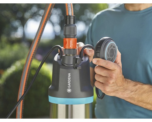 Gardena Schmutzwasserpumpe mit Schlauchanschluss im Einsatz