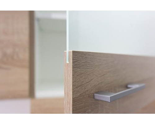 Detailaufnahme eines Badezimmerschranks mit Holzstruktur und Glas