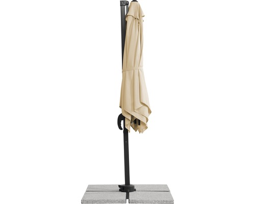 Geschlossener Gartenschirm mit Ständer