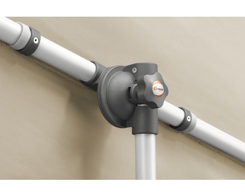 Detailansicht einer Sonnenschirmhalterung mit Schneider Schirme Logo