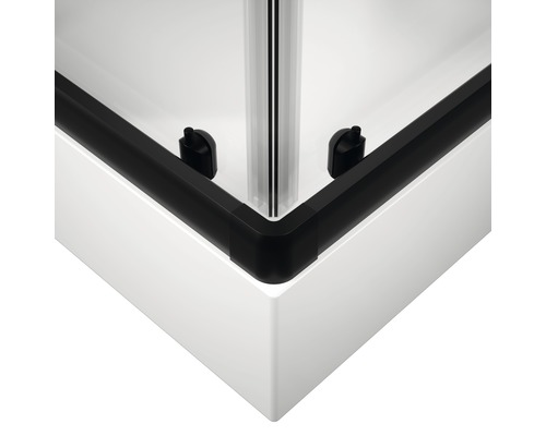 Detailansicht einer Duschkabine mit schwarzem Rahmen und Duschabtrennung