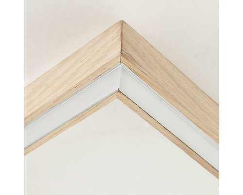 Detailaufnahme eines Spiegels mit Holzrahmen