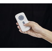 Hand hält Lucci Deckenventilator Fernbedienung