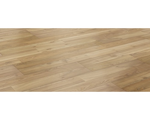 Helle Laminatboden-Verlegung im Fischgrätmuster