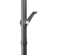 Detailansicht eines Sonnenschirms mit Kurbelmechanismus zur einfachen Bedienung.