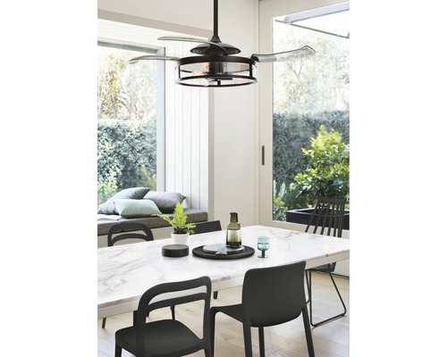 Esszimmer mit Deckenventilator mit Beleuchtung und Marmortisch mit Stühlen.