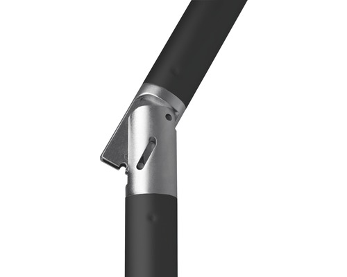 Detailaufnahme eines verstellbaren Gelenks an einem Sonnenschirmmast.