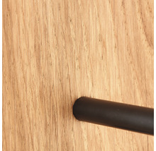 Detailaufnahme eines Handtuchhalters aus Holz mit einer schwarzen Stange.