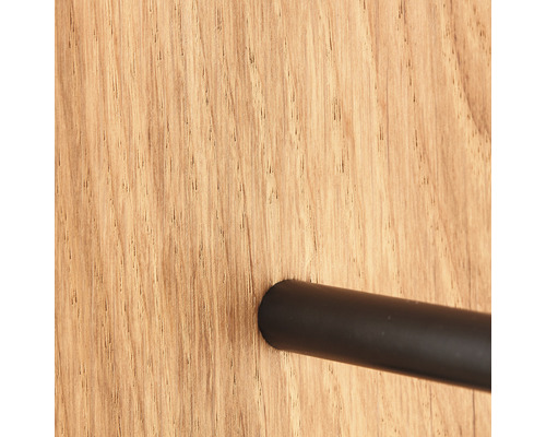 Detailaufnahme eines Handtuchhalters aus Holz mit einer schwarzen Stange.