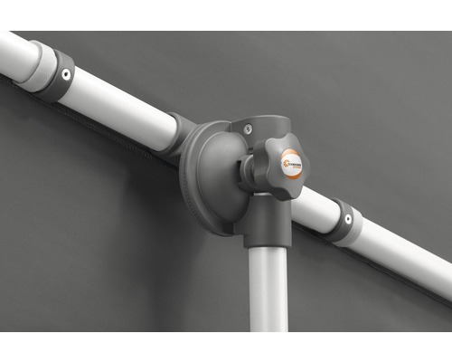 Detailaufnahme einer Sonnenschirmhalterung mit Feststellschraube und Schneider Schirme Logo