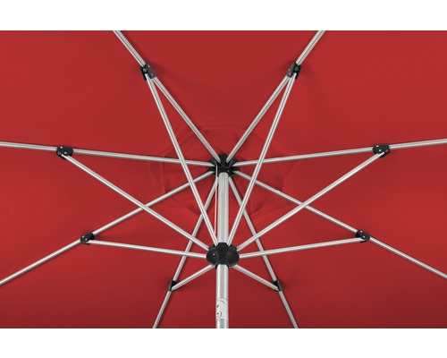 Blick von unten auf einen roten Sonnenschirm mit Metallgestell