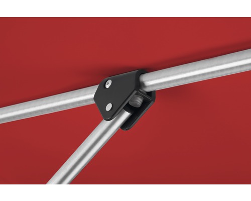 Detailansicht eines Pavillons mit Metallrahmen und Verbindungselement