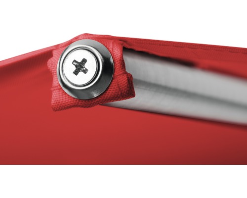 Detailansicht einer roten Markise mit Schraube