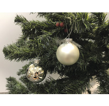 Weihnachtsbaum mit silbernen Kugeln als Christbaumschmuck