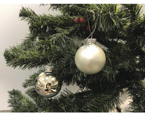 Weihnachtsbaum mit silbernen Kugeln als Christbaumschmuck
